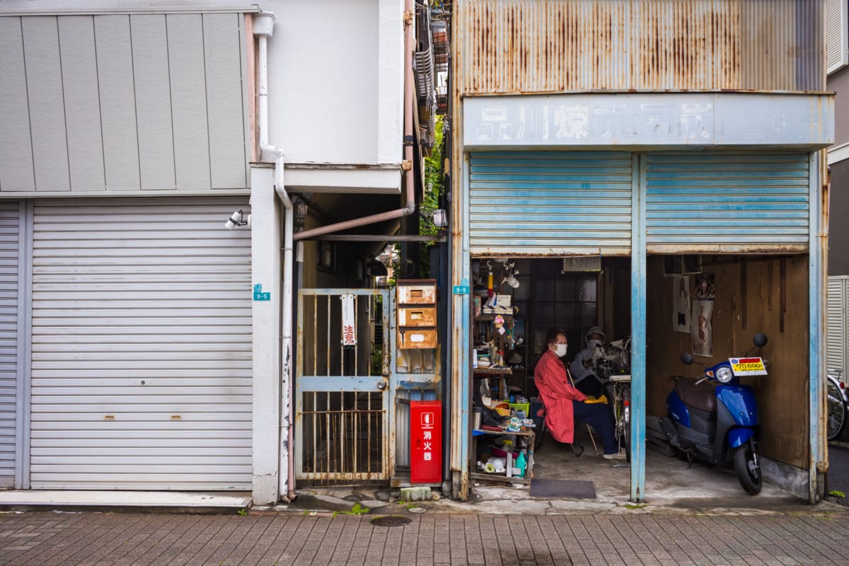 The colours of old Tokyo in the rain