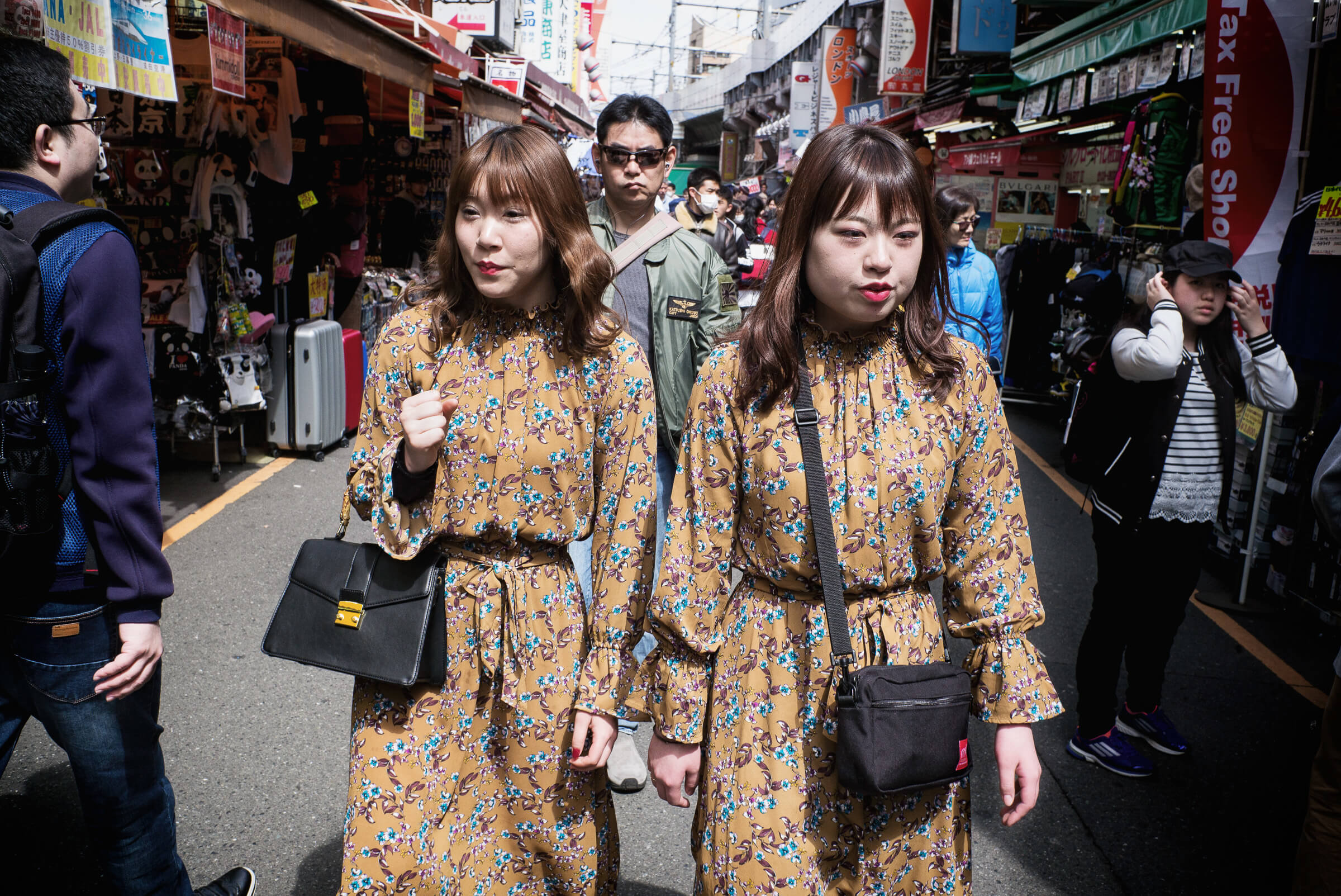 Tokyo time. Жители Токио. Токио население. Население Японии. Японские Близнецы.