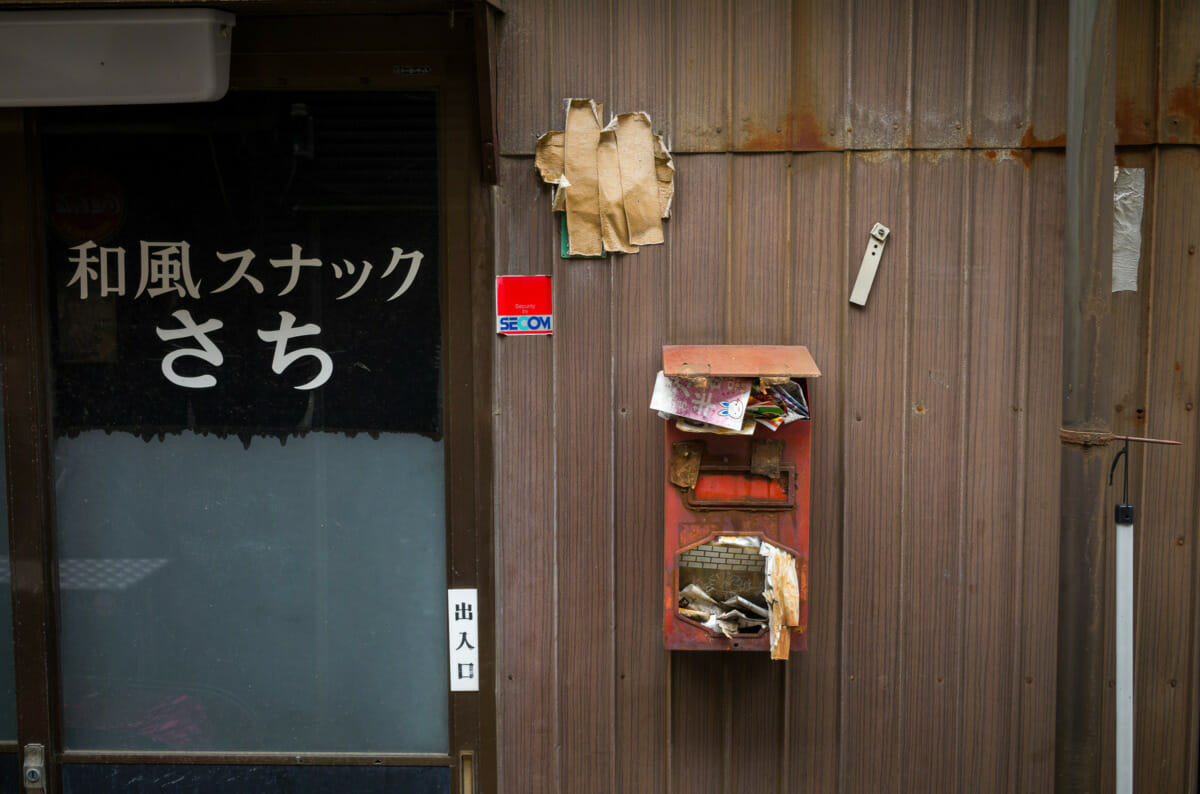 A dilapidated little Tokyo drinking alleyway