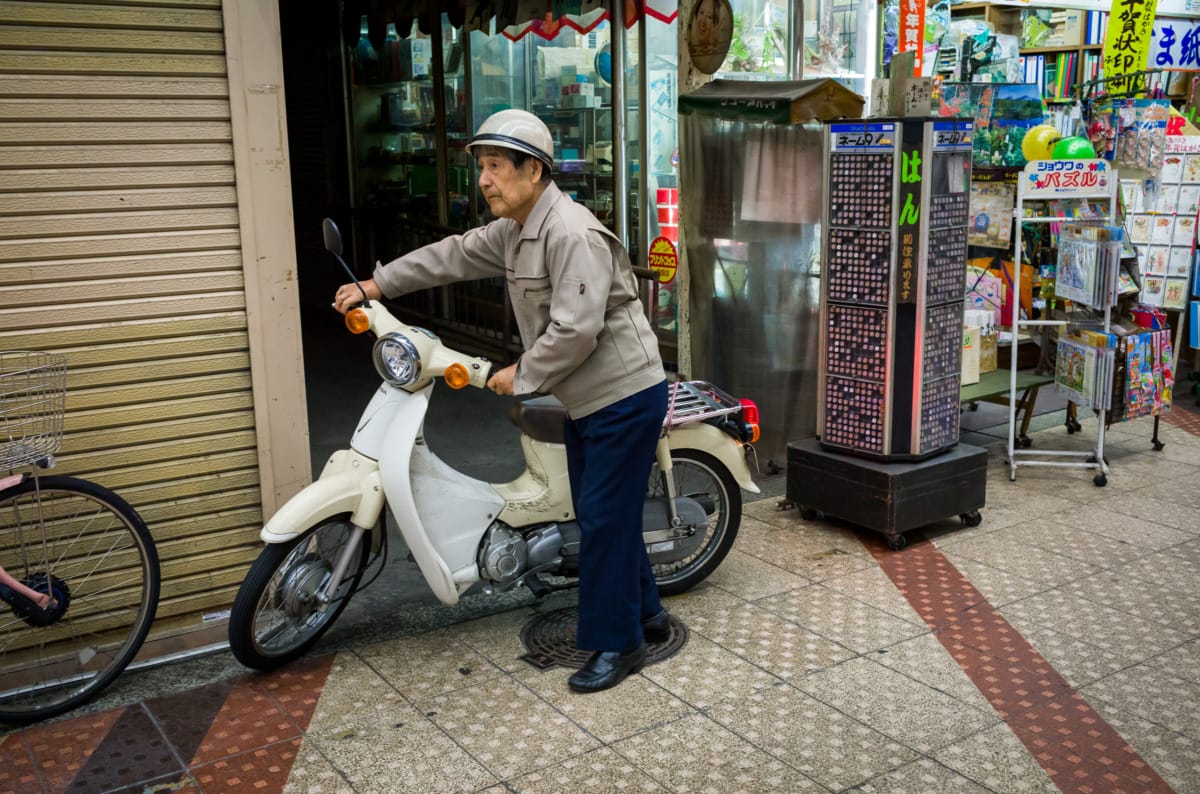 the faces and urban scenery of Osaka