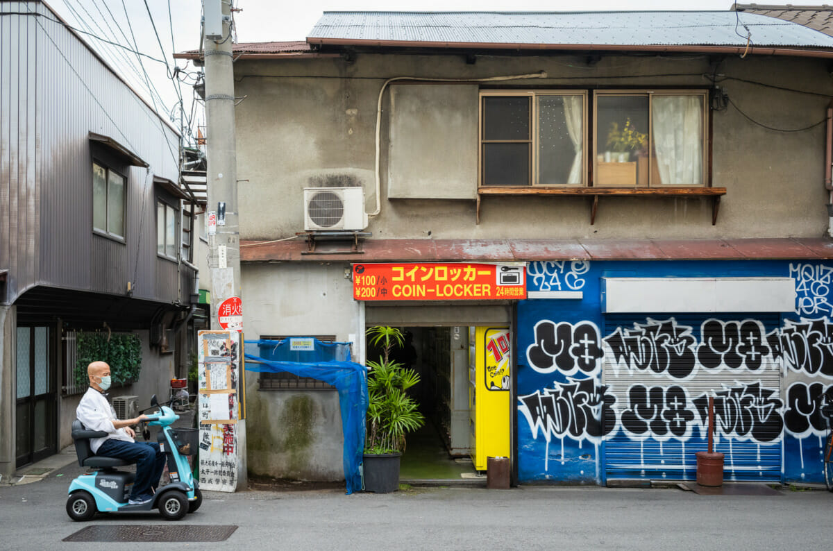 Gritty Osaka graffiti