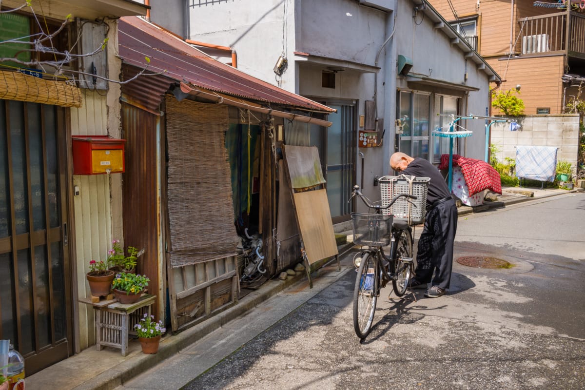 The life of a truly ramshackle Tokyo house and its owner